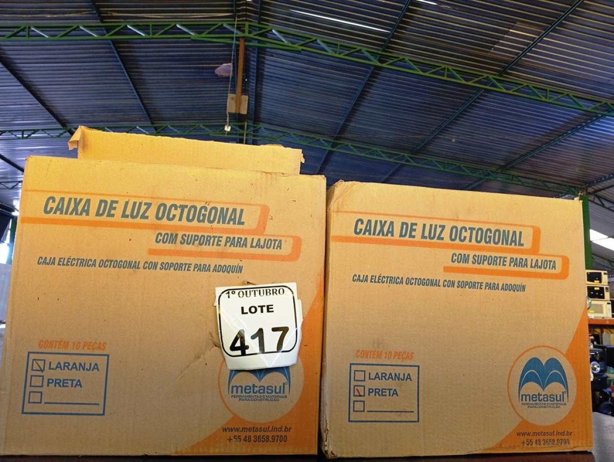 02 CAIXAS DE LUZ OCTOGONAL. (NO ESTADO) ATENÇÃO! FAZER A VISITAÇÃO ANTES DE ARREMATAR, NÃO SABEMOS SE FUNCIONA. LEILÃO NÃO TEM GARANTIA E NEM DEVOLUÇÃO, SUJEITO A POSSÍVEIS AVARIAS VISÍVEIS/OCULTAS E/OU AUSÊNCIA DE COMPONENTES.